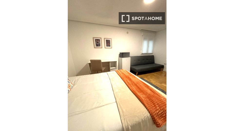 Double room Madrid, 8 beds, 170m² — photo 3