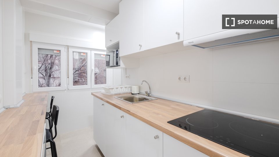 Double room Madrid, 3 beds — photo 21