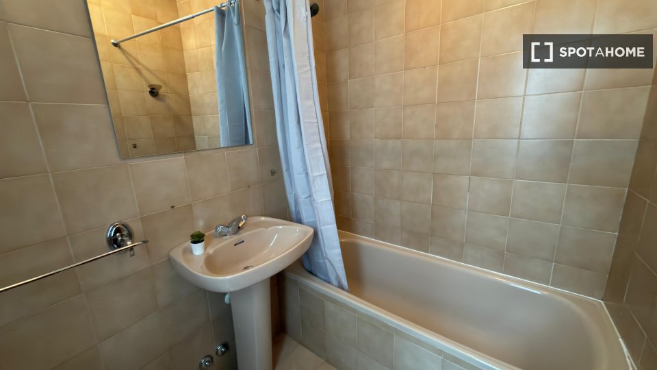 Double room Madrid, 5 beds, 100m² — photo 4