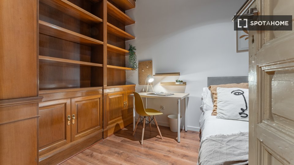 Double room Madrid, 10 beds, 173m² — photo 68