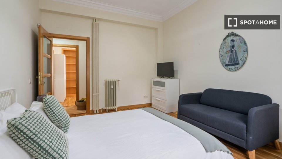 Double room Madrid, 6 beds, 190m² — photo 1