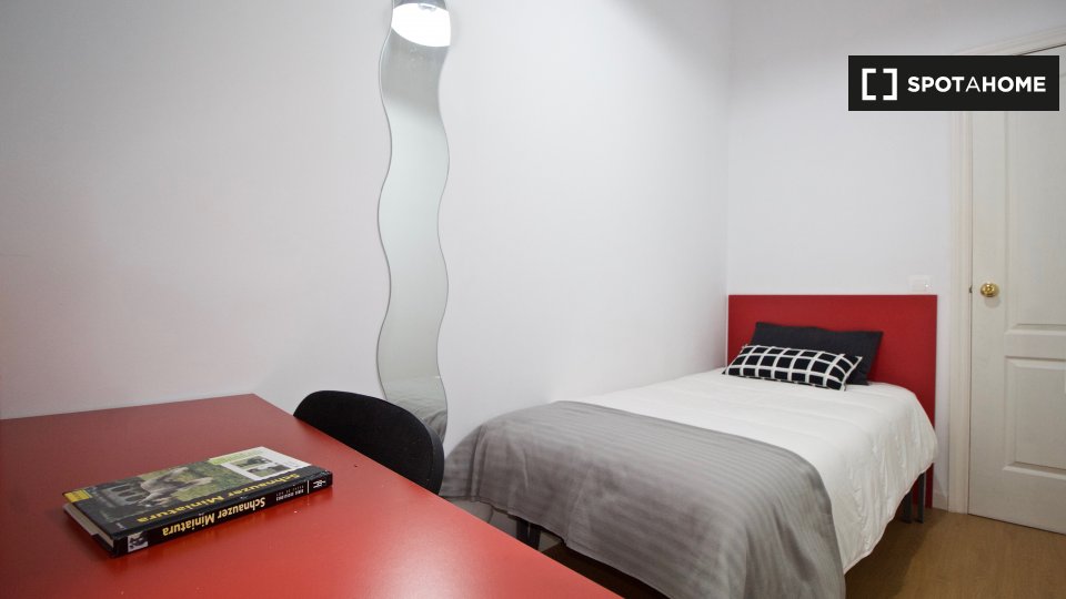 Double room Madrid, 7 beds, 160m² — photo 2