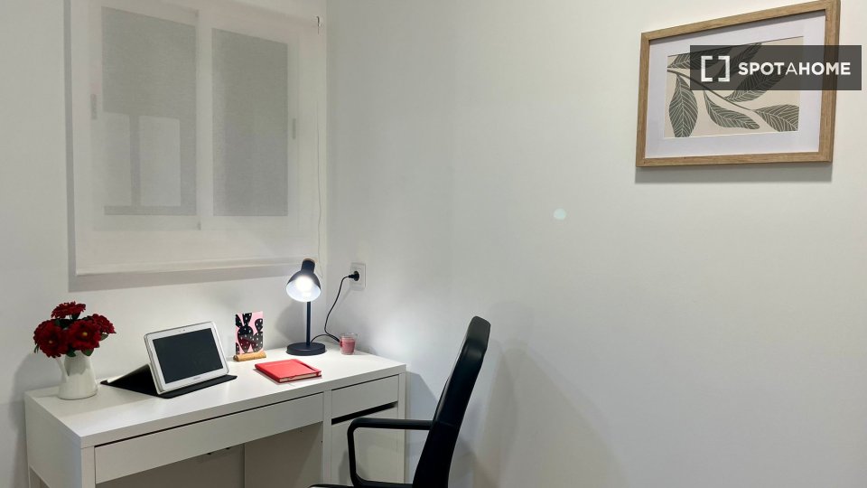 Double room Valencia, 3 beds, 17m² — photo 12