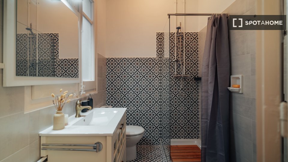 Double room Barcelona, 5 beds, 118m² — photo 32