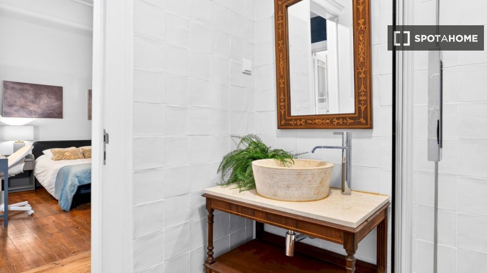 Double room Lisbon, 5 beds — photo 15