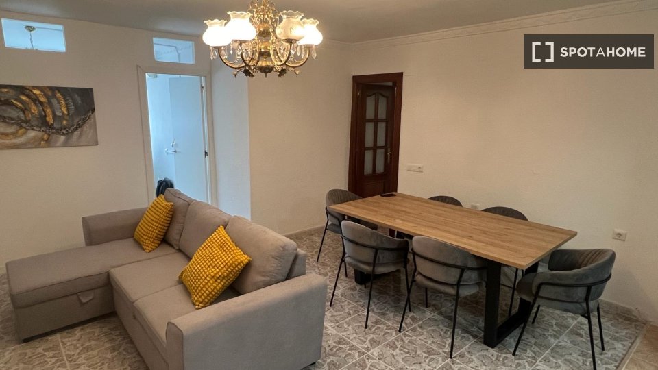 Apartment Malaga, 4 beds, 90m² — photo 9