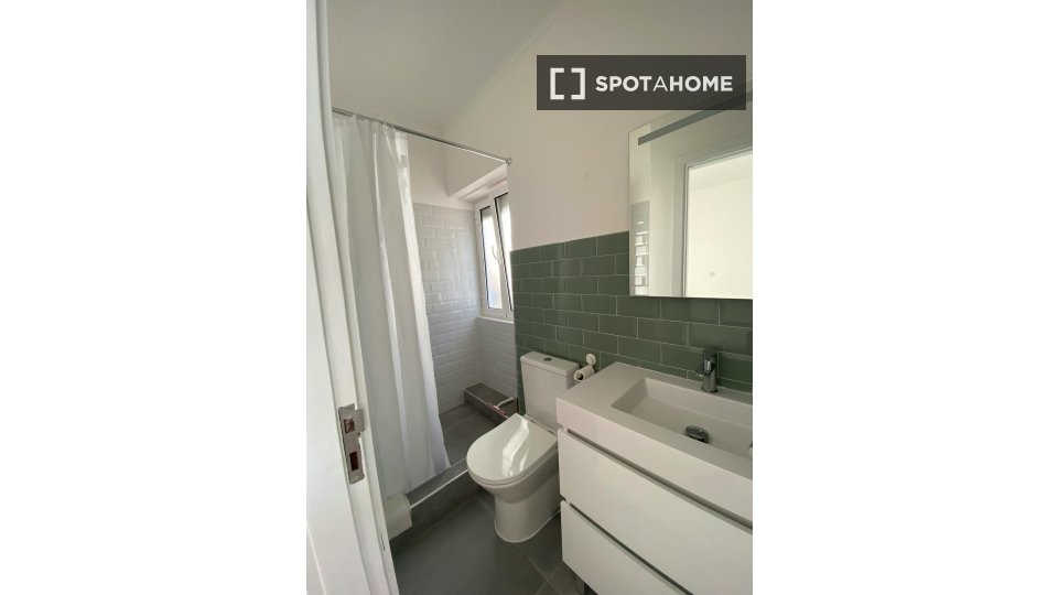 Double room Lisbon, 1 bed — photo 15