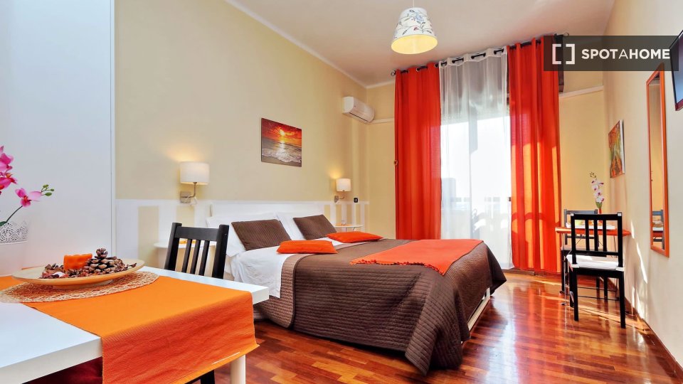 Double room Rome, 3 beds — photo 8