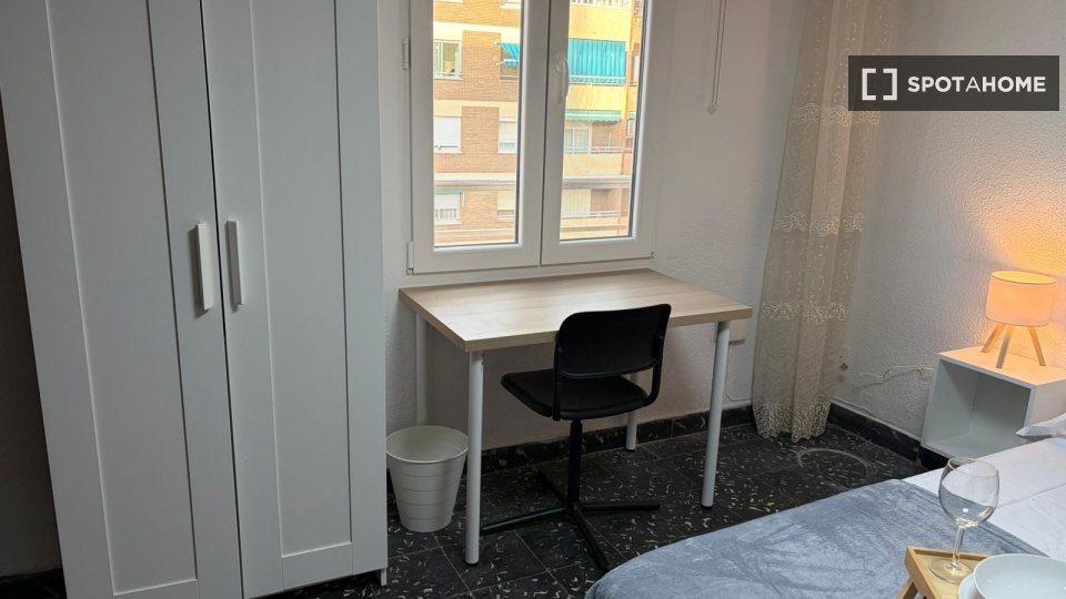 Double room Valencia, 5 beds, 120m² — photo 1