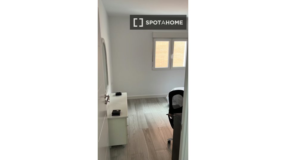 Double room Malaga, 5 beds, 125m² — photo 2