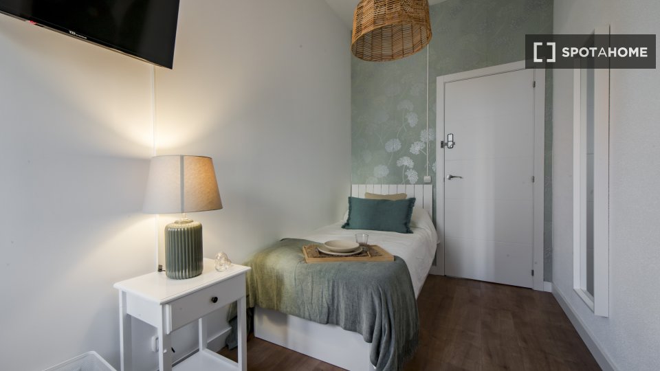 Double room Madrid, 8 beds, 150m² — photo 12
