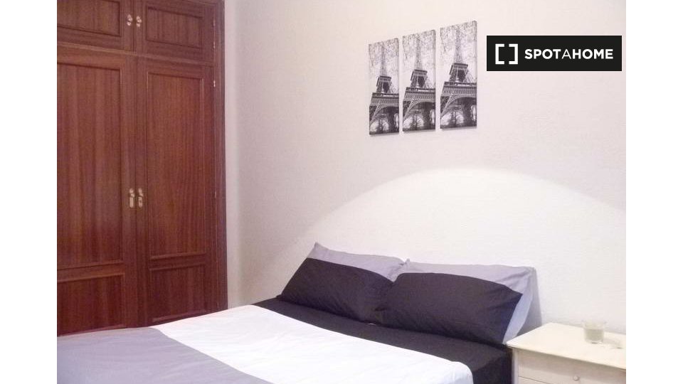 Double room Madrid, 3 beds — photo 8
