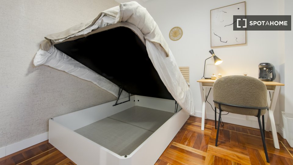 Double room Madrid, 6 beds, 117m² — photo 12