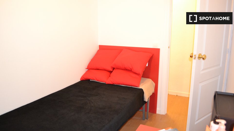 Double room Madrid, 7 beds, 160m² — photo 5