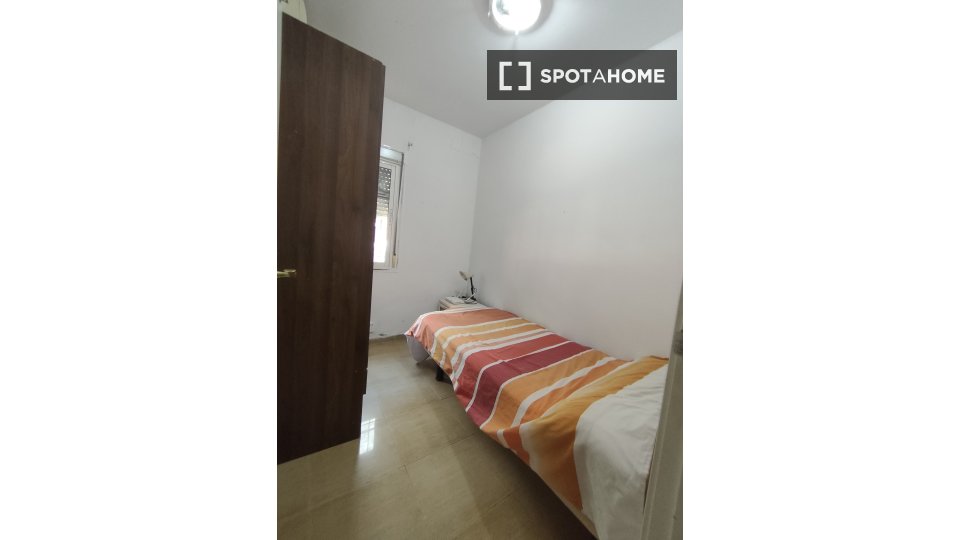 Double room Seville, 3 beds, 85m² — photo 1