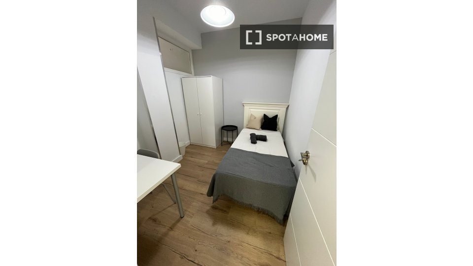 Double room Madrid, 6 beds — photo 2