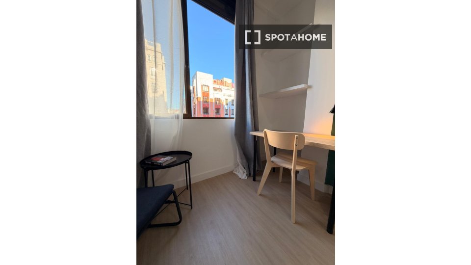 Double room Madrid, 5 beds, 90m² — photo 2