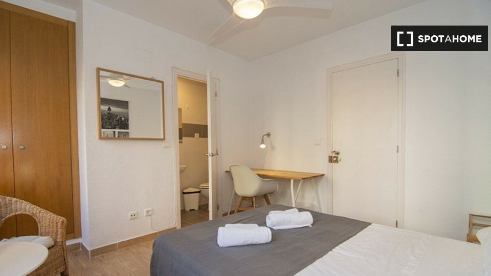 Double room Valencia, 3 beds, 90m² — photo 12