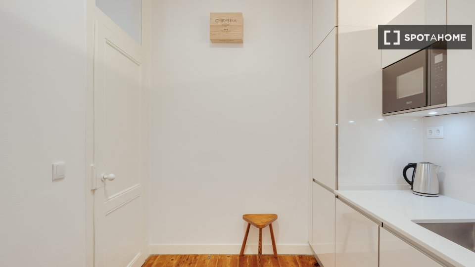 Apartment Lisbon, 2 beds, 75m² — photo 12