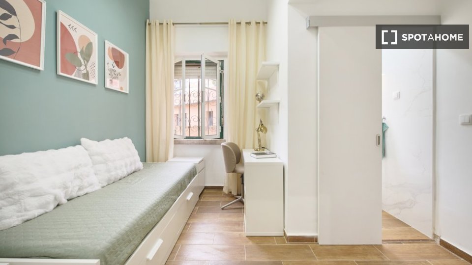 Double room Lisbon, 3 beds — photo 10