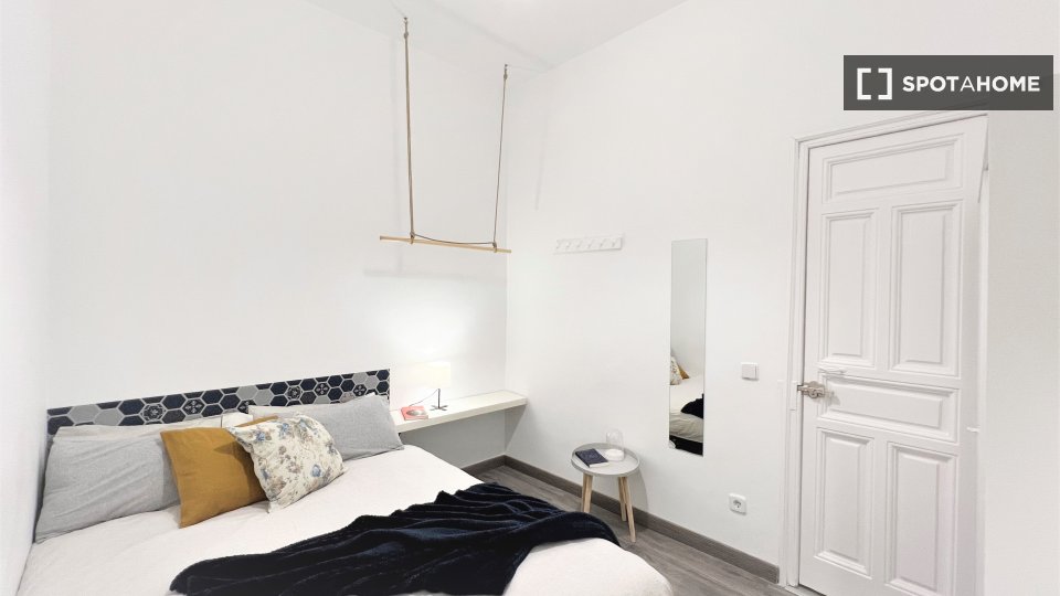 Double room Madrid, 6 beds, 100m² — photo 9