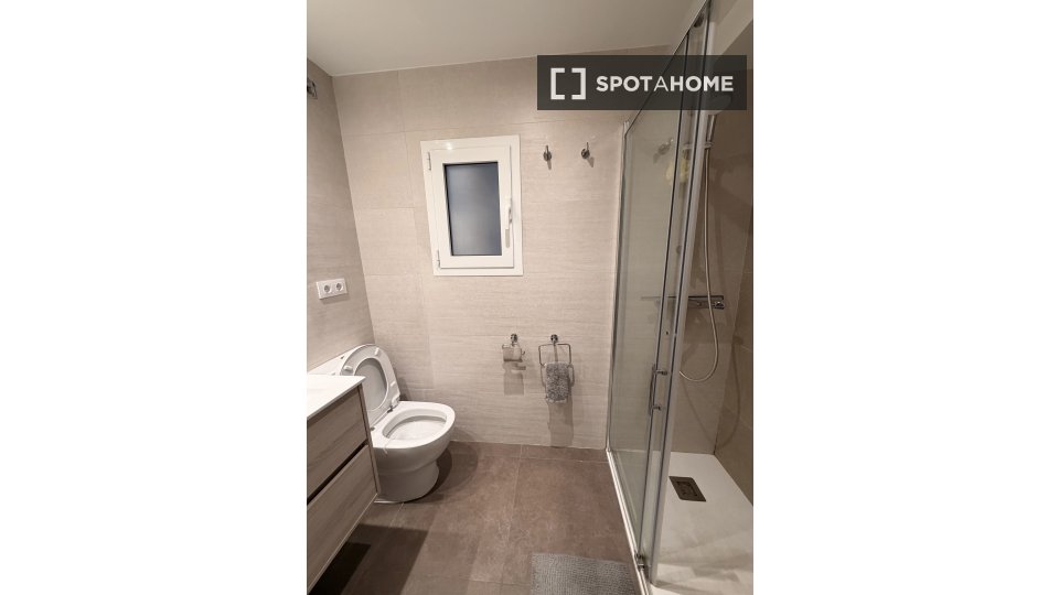 Double room Barcelona, 3 beds, 80m² — photo 9