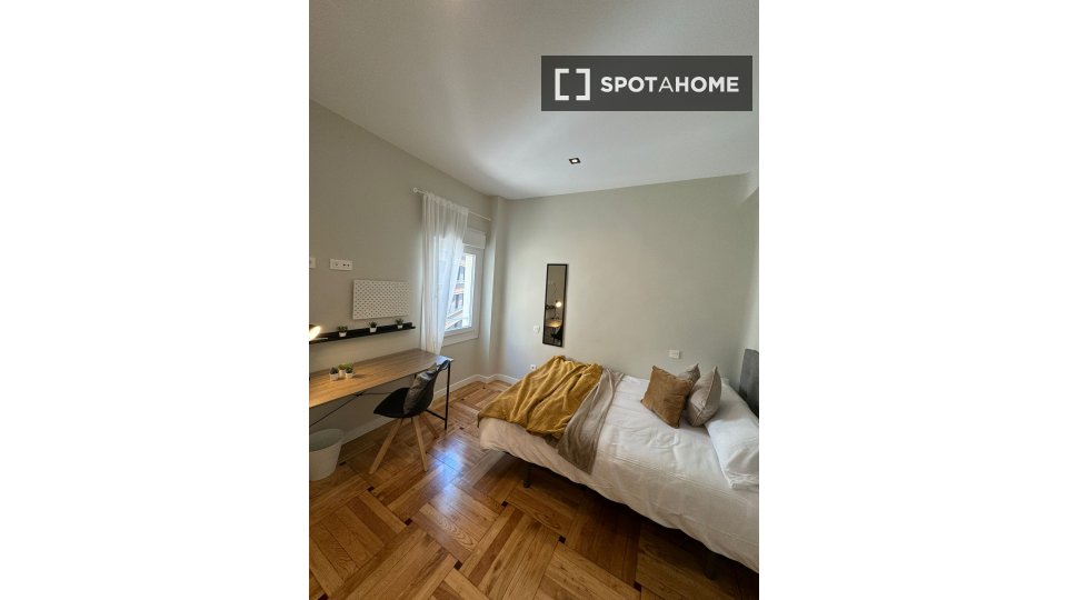 Double room Madrid, 8 beds, 139m² — photo 11