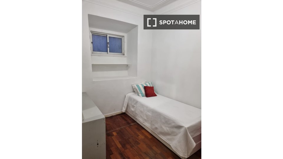 Apartment Lisbon, 3 beds, 96m² — photo 17
