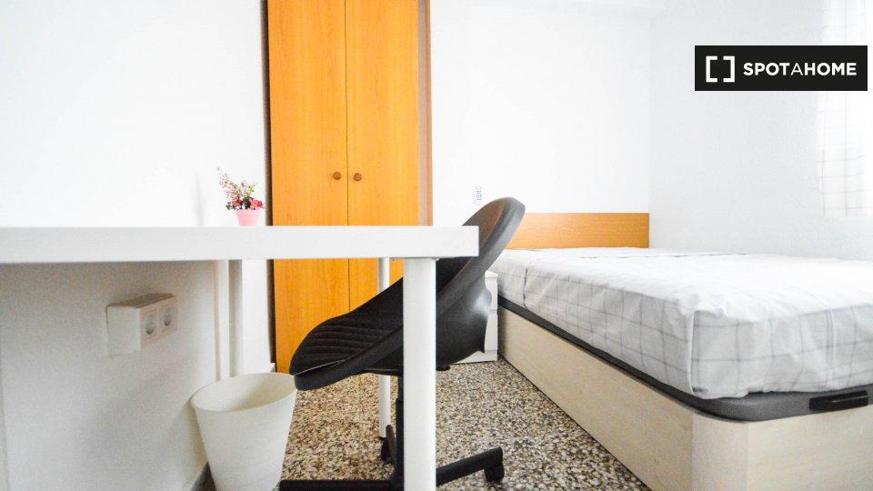 Apartment Valencia, 4 beds, 90m² — photo 17
