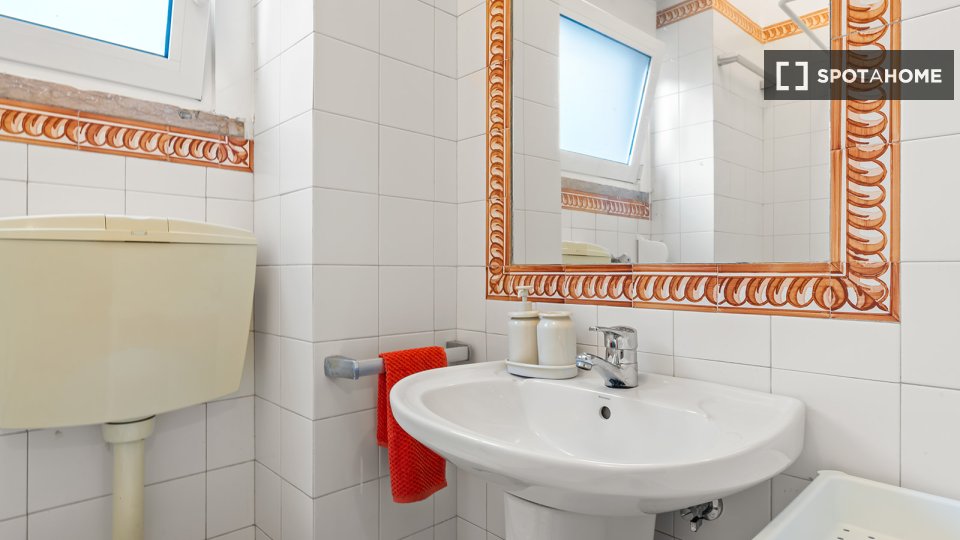 Double room Lisbon, 5 beds — photo 17