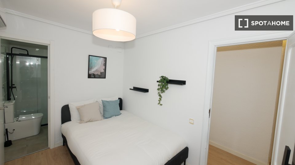 Camera in appartamento condiviso con 5 camere da letto a Cabanyal-Canyamelar - in Valencia