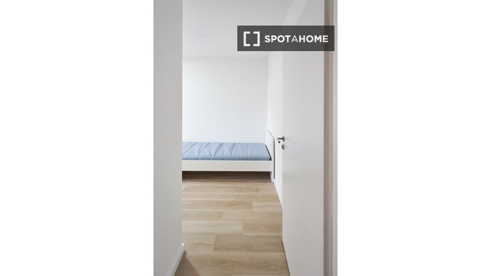 Double room Dusseldorf, 3 beds, 61m² — photo 7