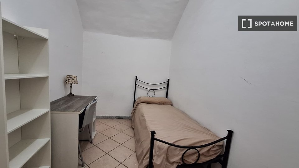 Stanza in appartamento condiviso con 5 camere da letto in affitto, Pendino. - in Naples