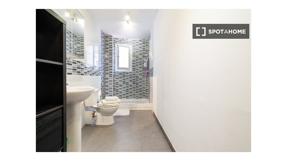 Double room Madrid, 7 beds, 140m² — photo 23