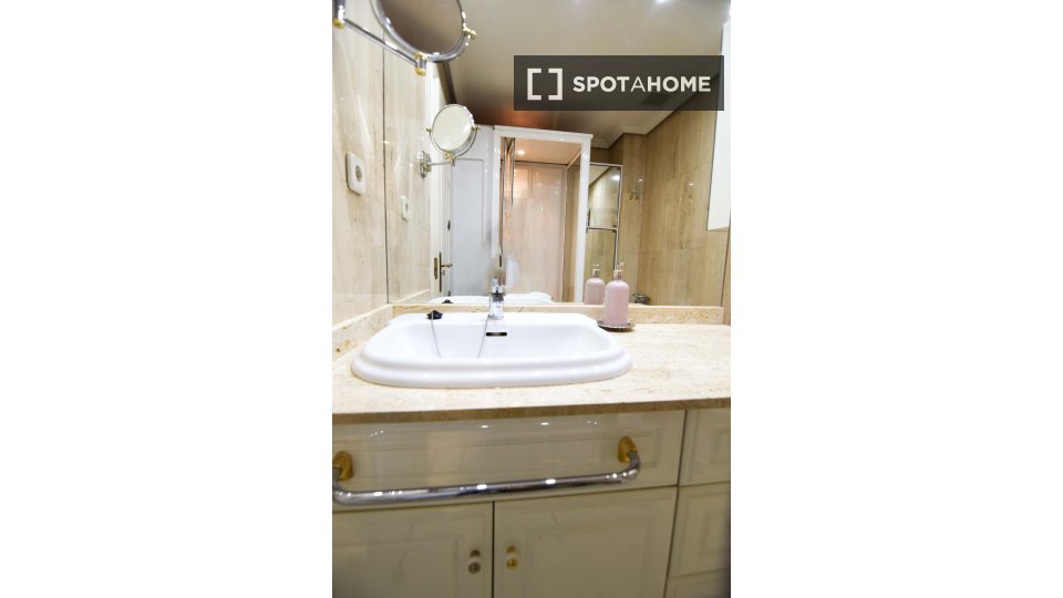 Double room Madrid, 11 beds, 503m² — photo 18