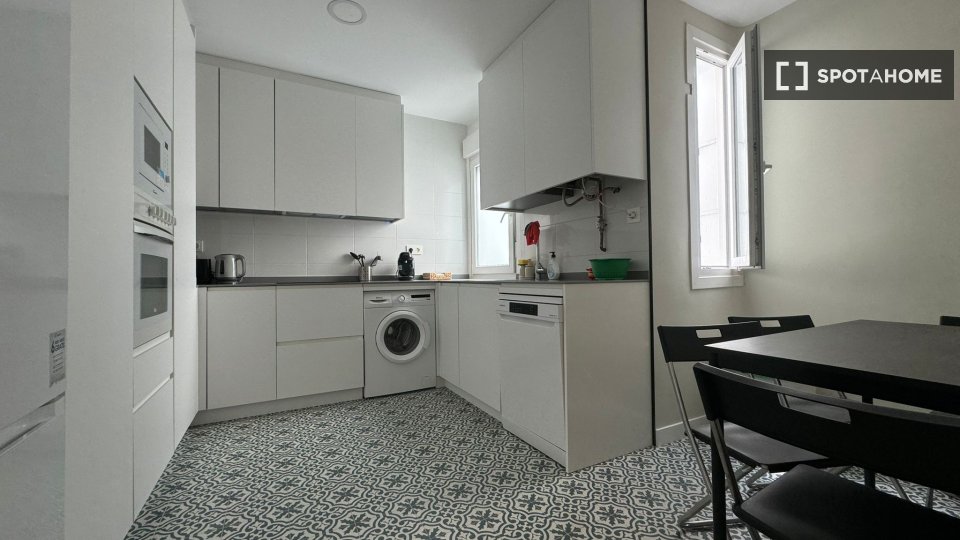 Double room Madrid, 8 beds, 139m² — photo 2
