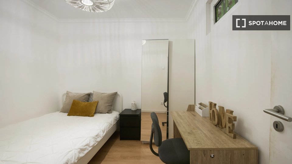 Double room Lisbon, 4 beds — photo 11