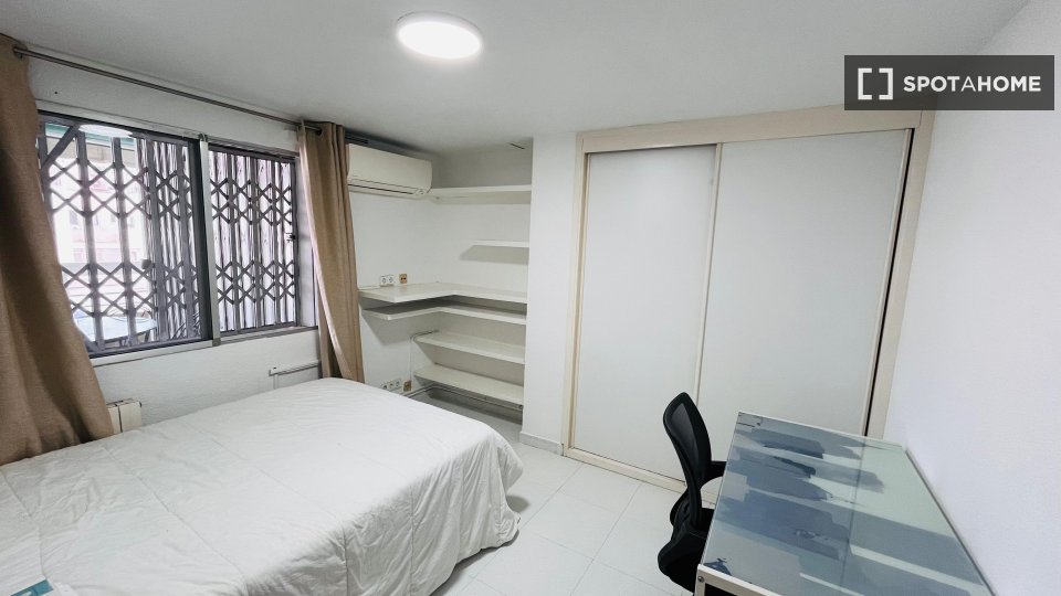 Double room Alicante, 4 beds, 150m² — photo 7