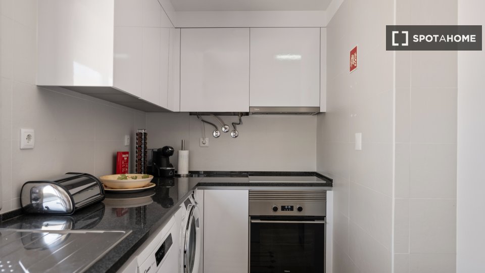 Apartment Lisbon, 2 beds, 70m² — photo 18