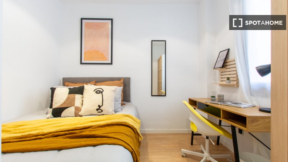 Double room Madrid, 9 beds, 144m² — photo 1