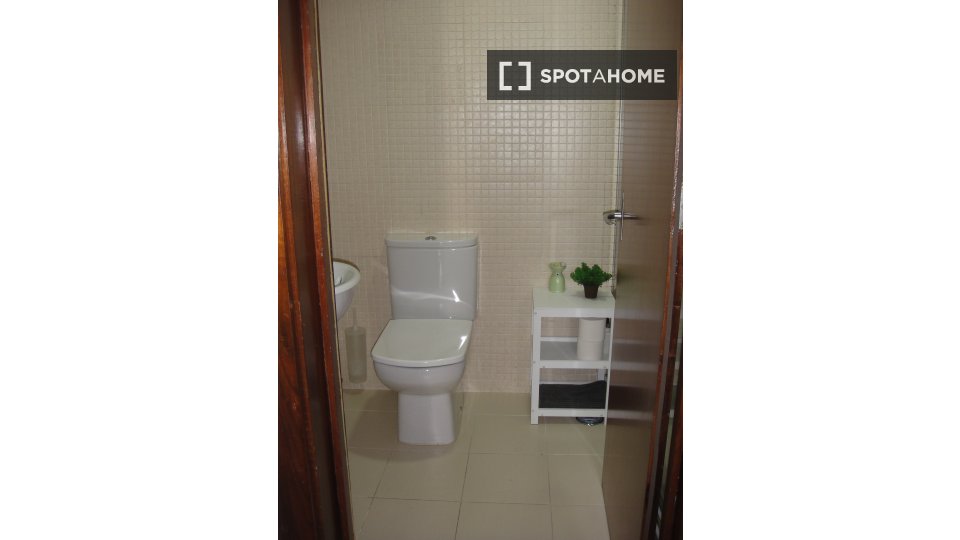 Double room Lisbon, 1 bed, 20m² — photo 2