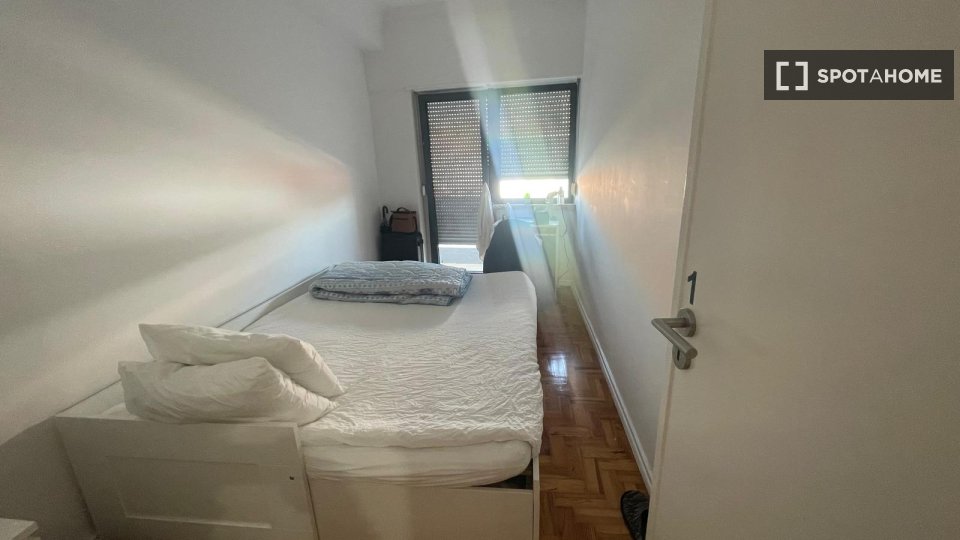 Double room Lisbon, 4 beds — photo 9