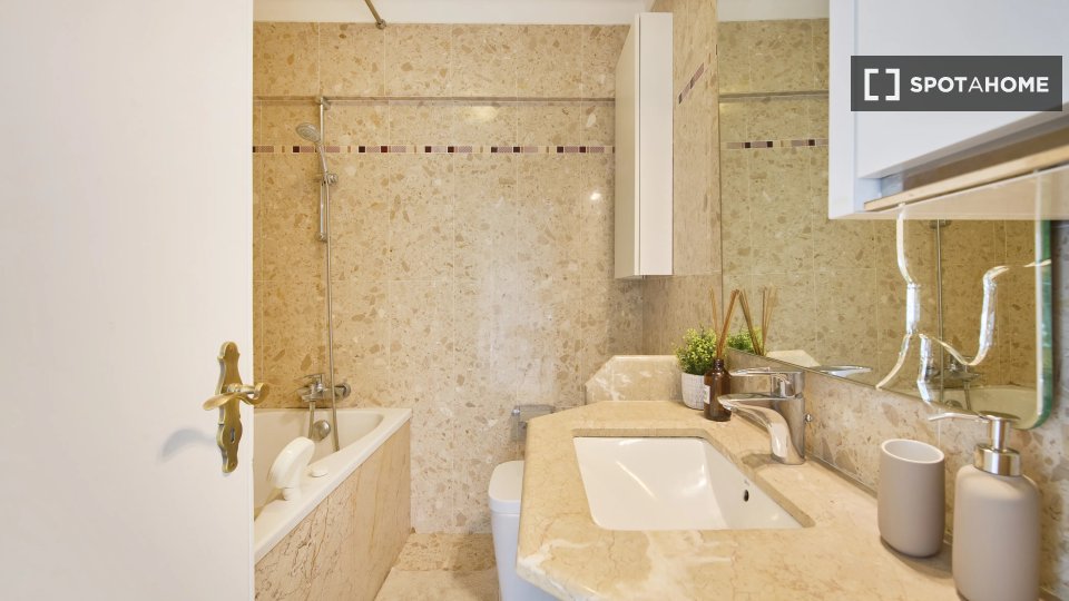 Double room Lisbon, 9 beds — photo 19