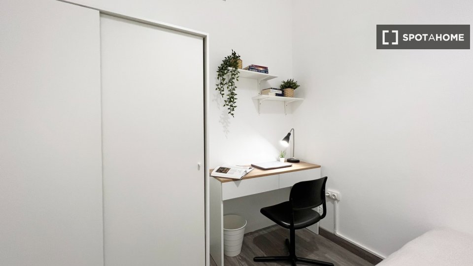 Double room Madrid, 6 beds, 100m² — photo 10