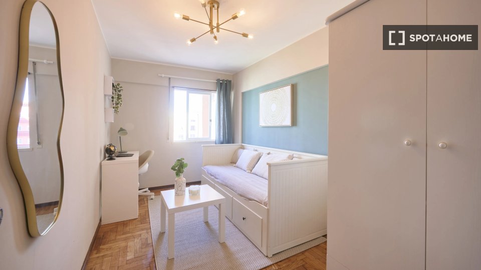Double room Lisbon, 5 beds — photo 1