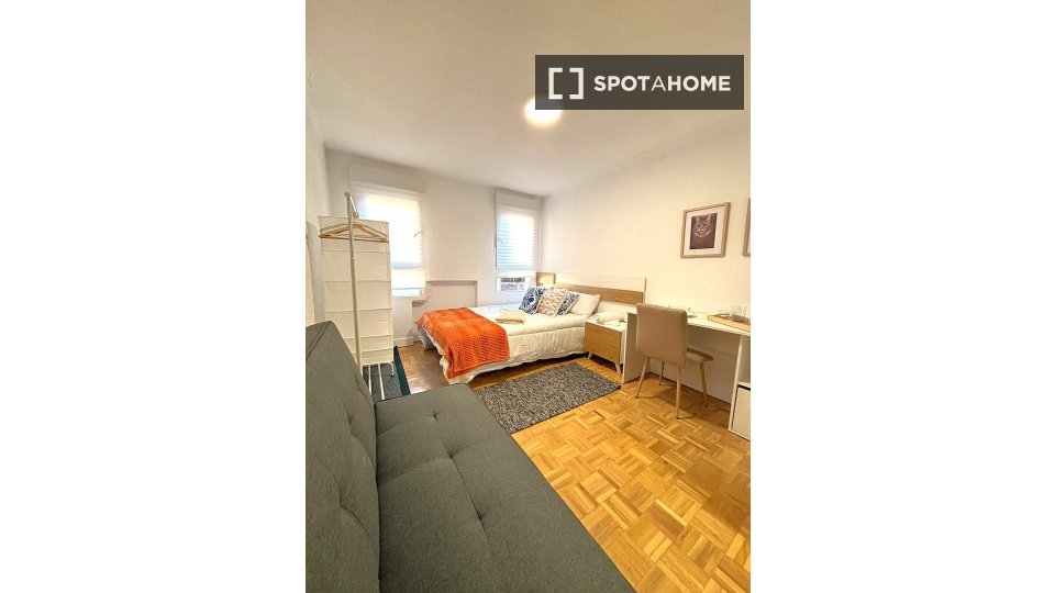 Double room Madrid, 8 beds, 170m² — photo 3