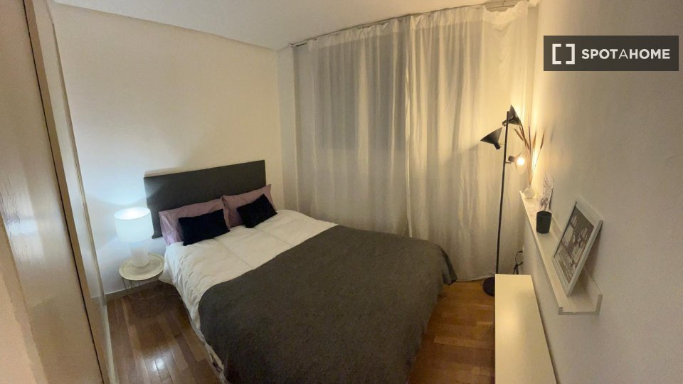 Double room Madrid, 1 bed, 85m² — photo 24