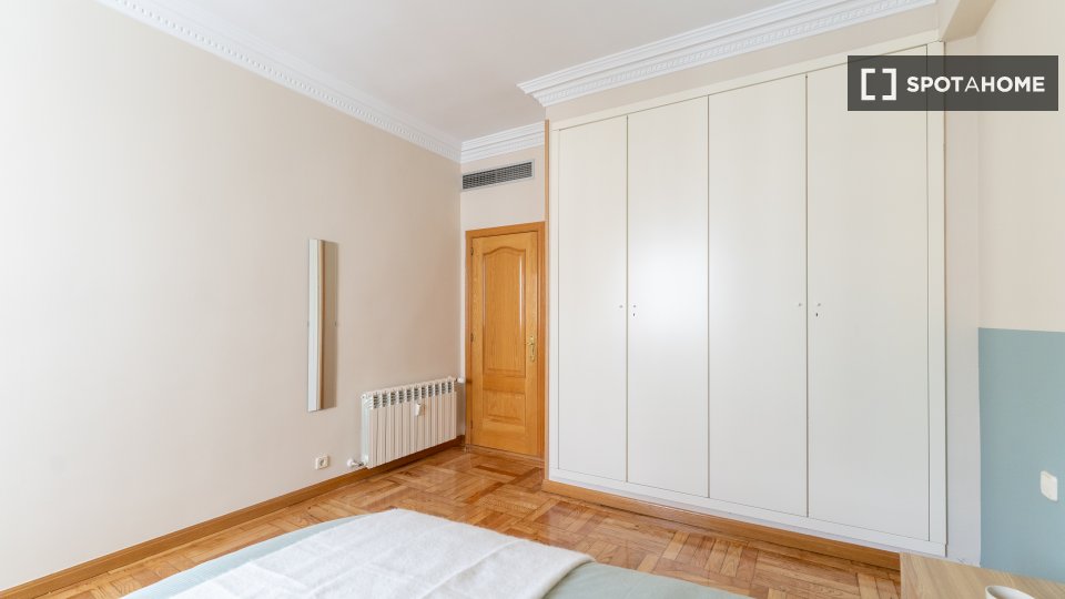 Double room Madrid, 5 beds — photo 15