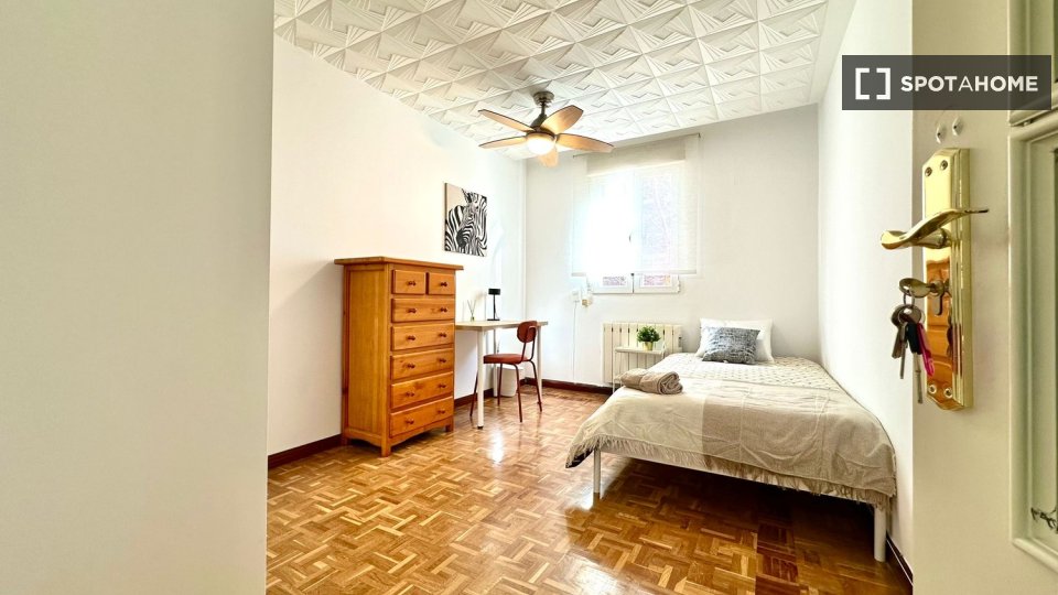 Double room Madrid, 3 beds — photo 29