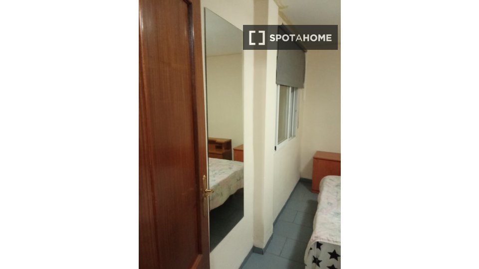 Double room Valencia, 1 bed, 110m² — photo 1